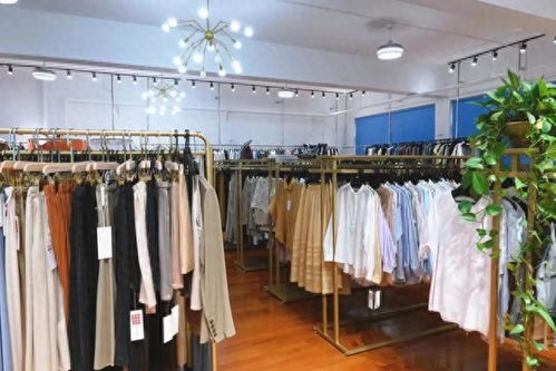 美女企業家變身時尚主播，金山寶藏服裝工廠店引領消費新潮流